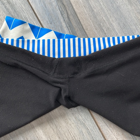 Lululemon Black Capri with Blue Floral Waist Size 4 - Picture 6 of 6